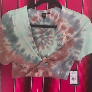 VOLCOM tie die wrap crop SO CUTE ON